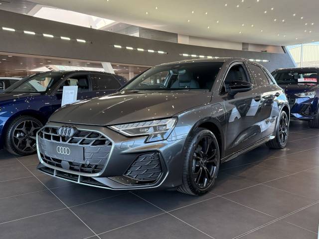 Audi A3 Sportback 1.5 AUDI A3 Sportback Black Edition 40 TFSI e 204 PS S tronic Sportback Plug-in Hybrid Daytona grey, pearl effect