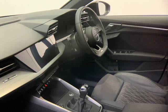 2022 Audi A3 Sportback 1.5 Edition 1 35 TFSI  150 PS 6-speed
