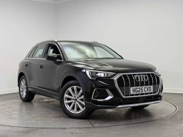 Audi Q3 1.5 Sport 35 TFSI  150 PS 6-speed Hatchback Petrol Mythos black, metallic