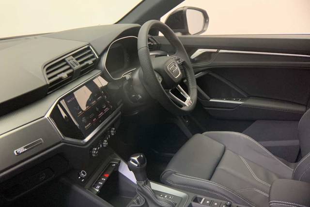 2024 Audi Q3 1.5 S line 35 TFSI  150 PS S tronic
