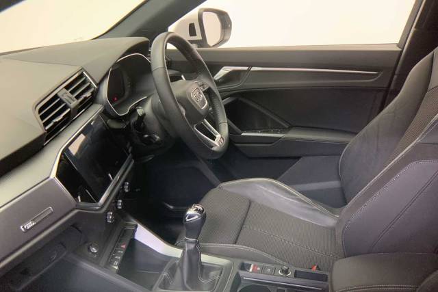 2019 Audi Q3 1.5 S line 35 TFSI  150 PS 6-speed