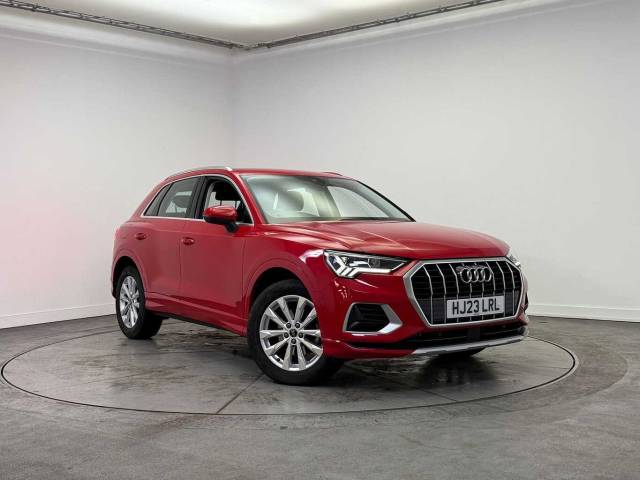 Audi Q3 1.5 Sport 35 TFSI  150 PS 6-speed 4x4 vehicle Petrol Tango red, metallic