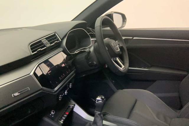 2024 Audi Q3 1.5 S line 35 TFSI  150 PS 6-speed