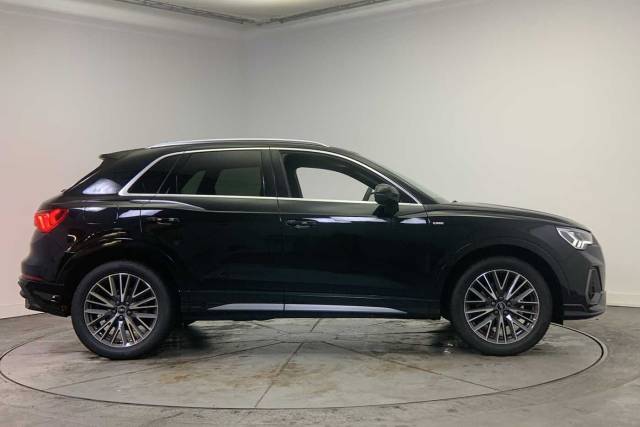 2024 Audi Q3 1.5 S line 35 TFSI  150 PS 6-speed