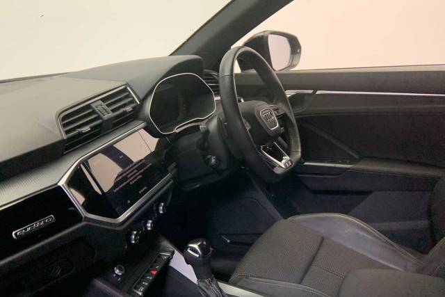 2022 Audi Q3 2.0 Black Edition 40 TFSI quattro 190 PS S tronic