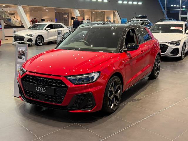 Audi A1 Sportback 1.0 AUDI A1 Sportback Black Edition 30 TFSI 116 PS S tronic Sportback Petrol Progressive red, metallic Myth