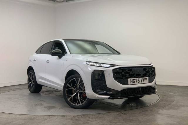 Audi Q3 Sportback 1.5 Launch Edition Plus e-hybrid  272 PS S tronic 4x4 vehicle Hybrid Glacier white, metallic