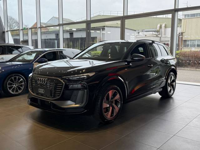 Audi Q6 e-tron AUDI Q6 SUV S line e-tron performance 225,00 kW SUV Electric Mythos black, metallic