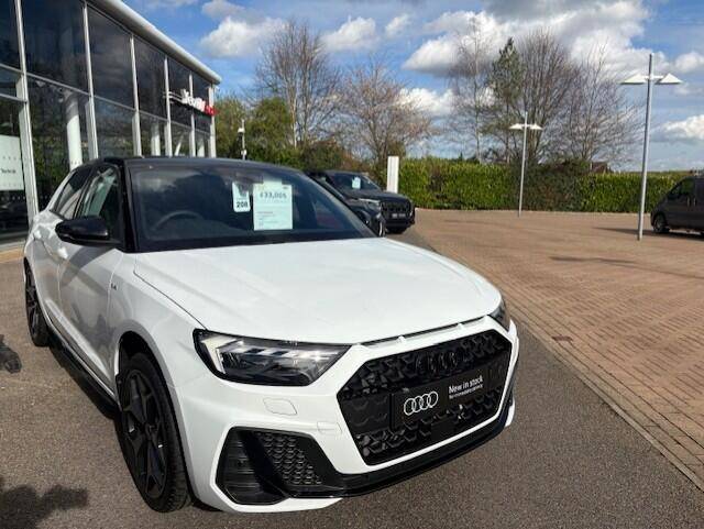 Audi A1 Sportback 1.5 AUDI A1 Sportback Black Edition 35 TFSI 150 PS S tronic Sportback Petrol Glacier white, metallic Mythos