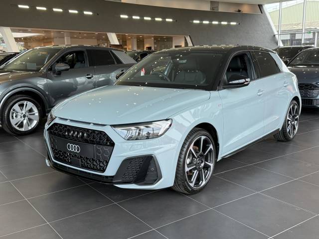 Audi A1 Sportback 1.0 AUDI A1 Sportback Black Edition 30 TFSI 116 PS 6-speed Sportback Petrol Arrow grey, pearl effect Mytho