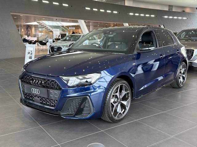 Audi A1 Sportback AUDI A1 Sportback Black Edition 35 TFSI 150 PS S tronic Sportback Petrol Navarra blue, metallic Mythos