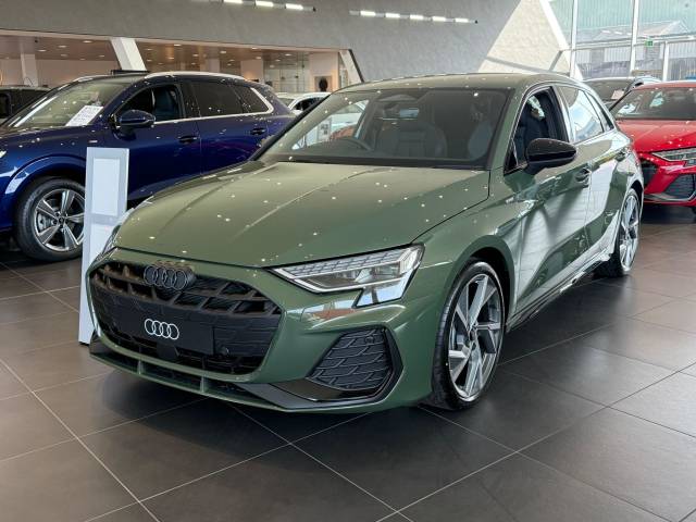 Audi A3 Sportback 1.5 AUDI A3 Sportback Black Edition TFSI 150 PS S tronic Sportback Petrol District green, metallic