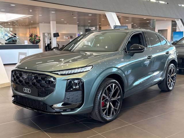 Audi Q3 Sportback 1.5 AUDI Q3 Sportback Edition 1 TFSI 150 PS S tronic SUV Petrol Sage green, metallic