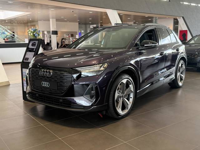 Audi Q4 e-tron AUDI Q4 Black Edition 45 e-tron 210,00 kW SUV Electric Aurora violet, metallic
