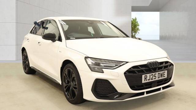 Audi A3 Sportback 1.5 Black Edition 40 TFSI e  204 PS S tronic Hatchback Hybrid Arkona white, solid
