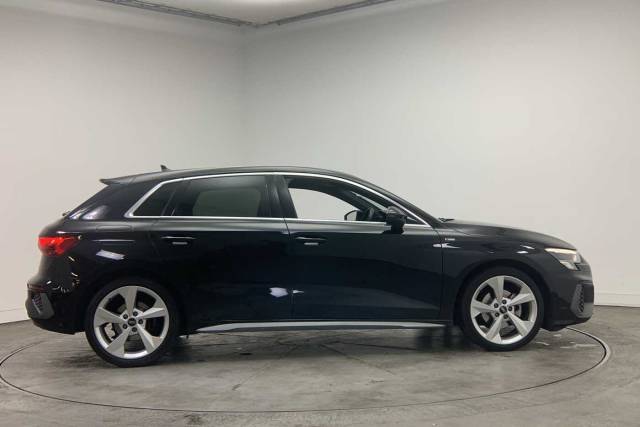 2022 Audi A3 Sportback 1.5 S line 35 TFSI  150 PS 6-speed