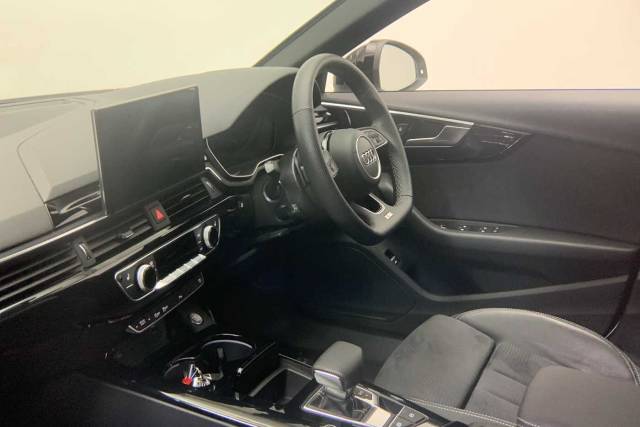 2022 Audi A4 Saloon 2.0 Black Edition 35 TFSI  150 PS S tronic