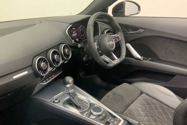 2023 Audi TT Roadster 2.0 Black Edition 45 TFSI quattro 245 PS S tronic