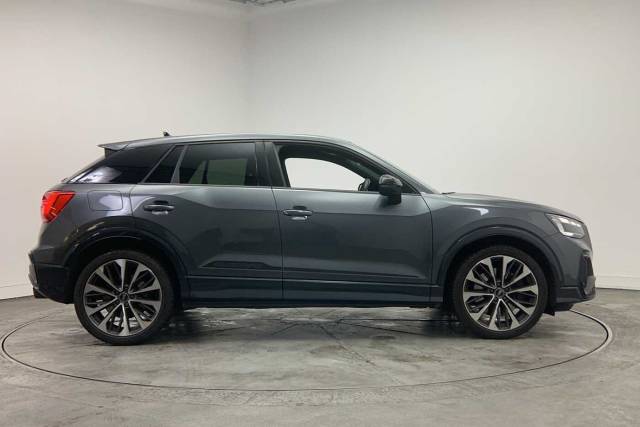 2022 Audi SQ2 2.0 Black Edition TFSI  300 PS S tronic