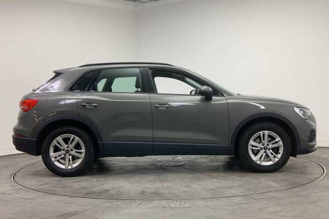 2022 Audi Q3 1.5 Technik 35 TFSI  150 PS 6-speed