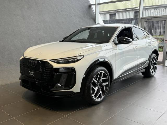 Audi Q6 Sportback e-tron AUDI Q6 Sportback Black Edition e-tron performance 225,00 kW SUV Electric Glacier white, metallic