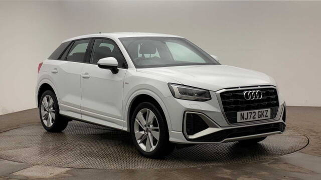Audi Q2 1.5 S line 35 TFSI  150 PS 6-speed 4x4 vehicle Petrol Glacier White Metallic