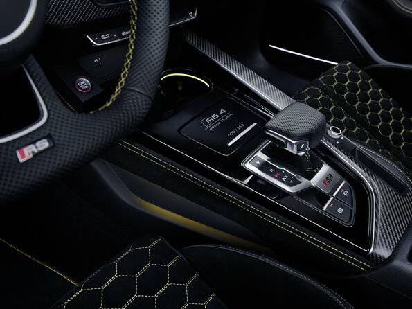 RS 4 Avant edition 25 years center console